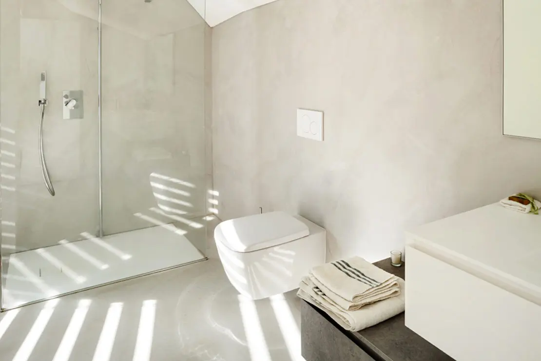 Salle de bain avec sol et murs en béton ciré de couleur claire. Salle de bain avec sol et murs en béton ciré de couleur claire.
